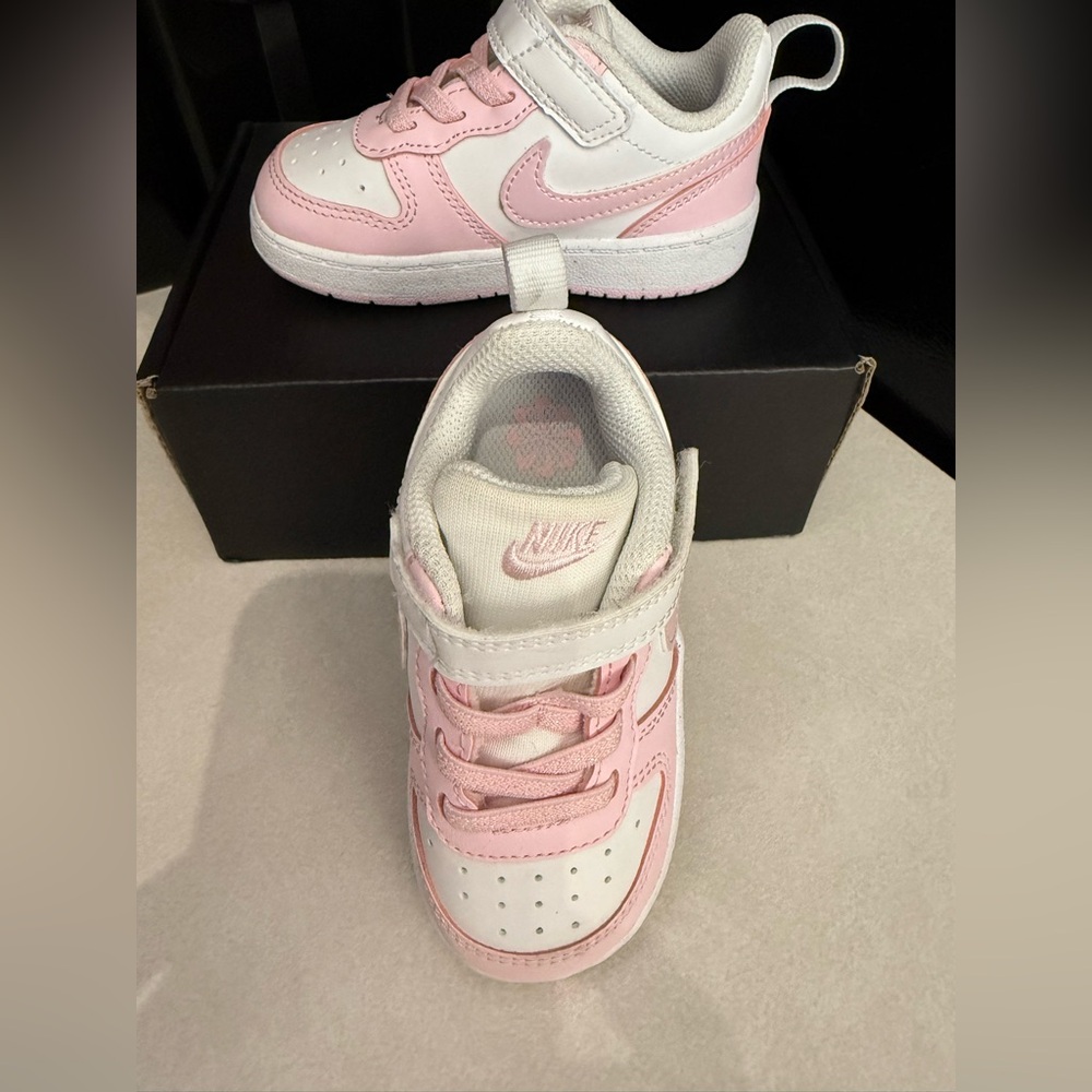 Nike Kids Sneakers in Pink and White - Picture 4 of 9